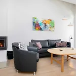 8 Person On A In Appartement *