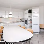 8 Person On A In Appartement