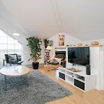 8 Person On A In Appartement *