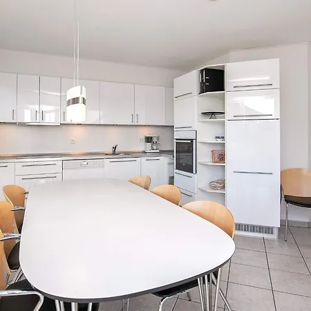 8 Person On A In Lejlighed